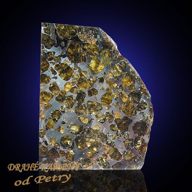 Železný meteorit s olivínem z Ruska 57X70mm, síla:3mm