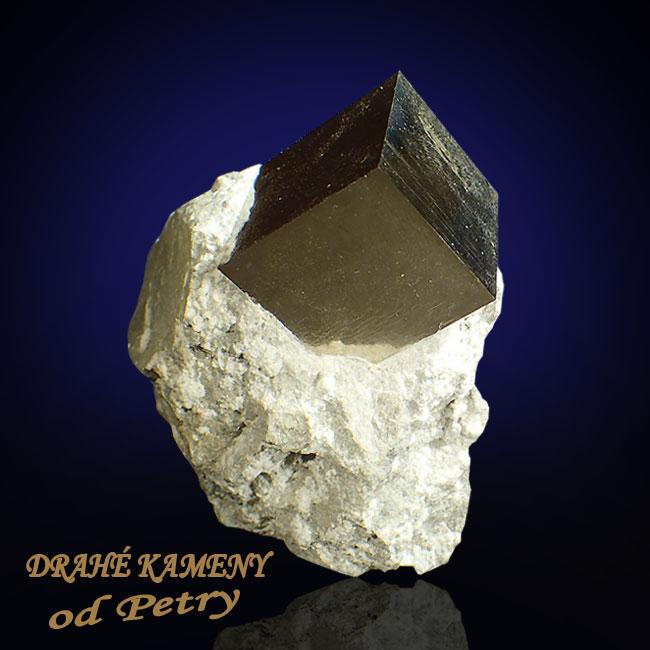 Pyrit ze Španělska 75x71m, velikost krystalu: 22x21mm  
